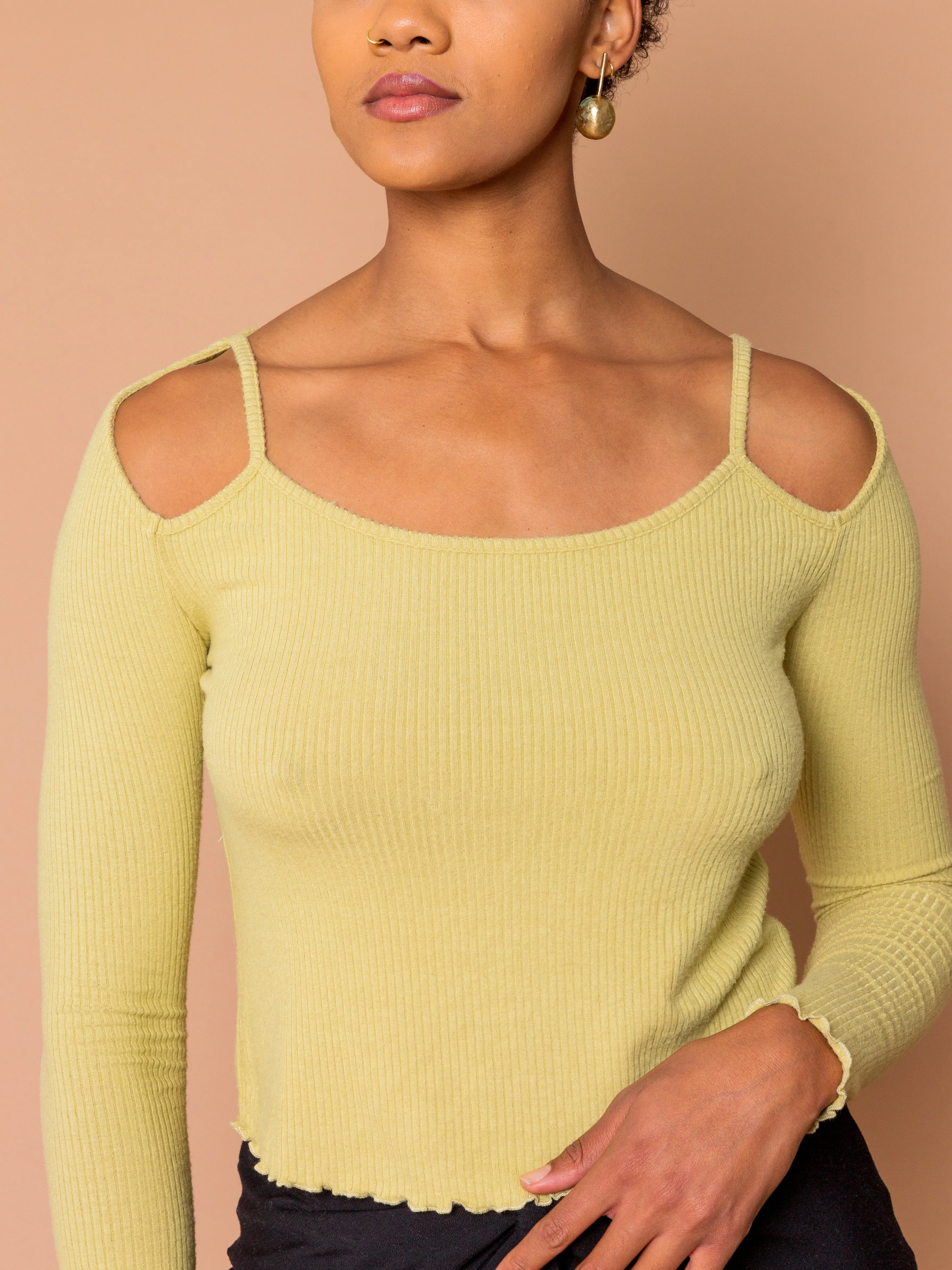 THE SHOULDER PEEK TOP - Pear